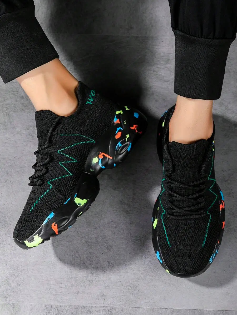 حذاء رياضي رجالي أسود بتفاصيل ملونة
