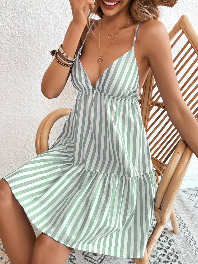 فستان صيفي مخطط بحمالات رفيعة وفتحة رقبة على شكل حرف V باللون الأخضر والأبيض