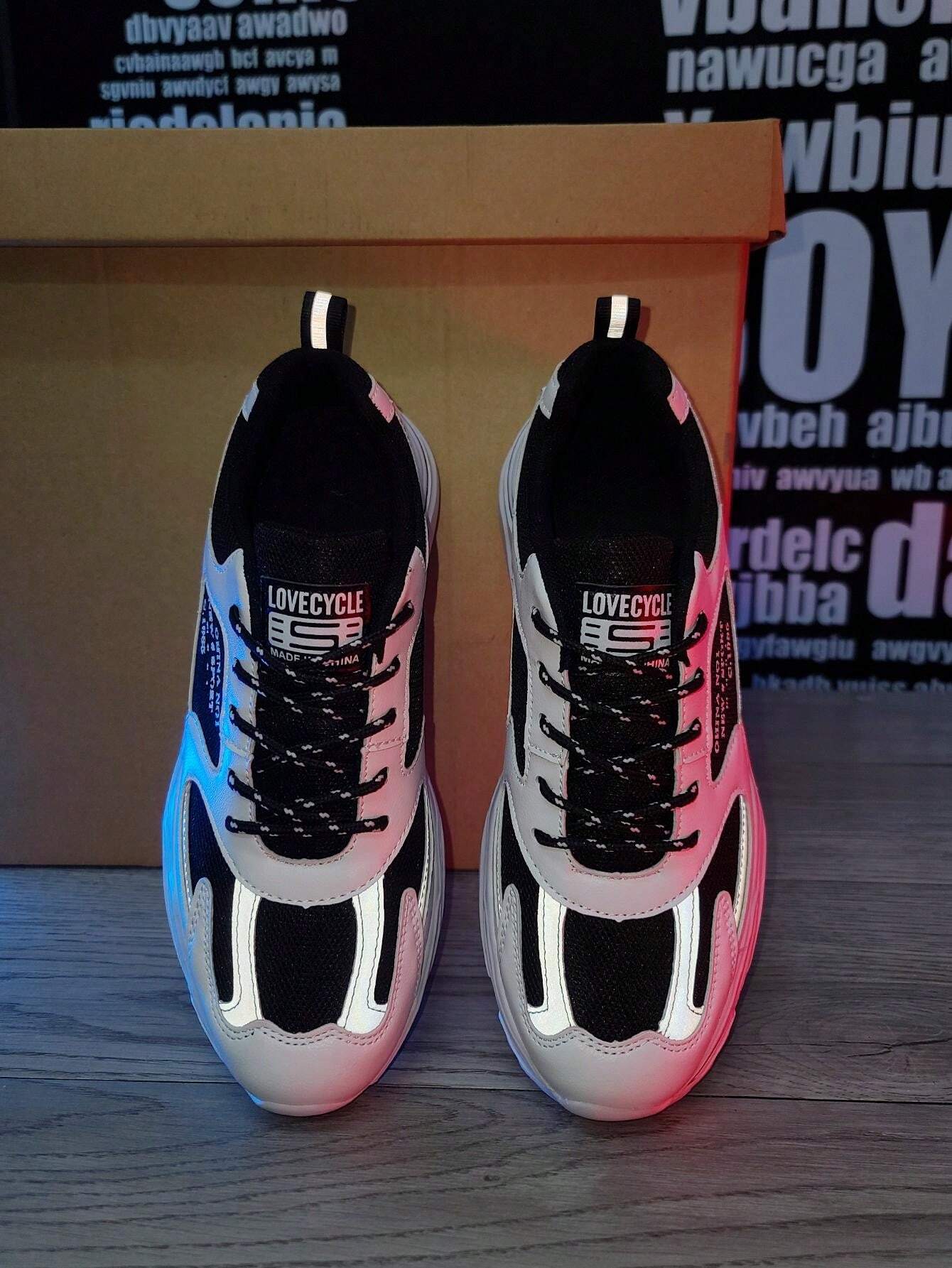 حذاء سنيكرز رجالي بتصميم عريض عاكس للضوء، أنيق ومريح للتنزه والرياضة