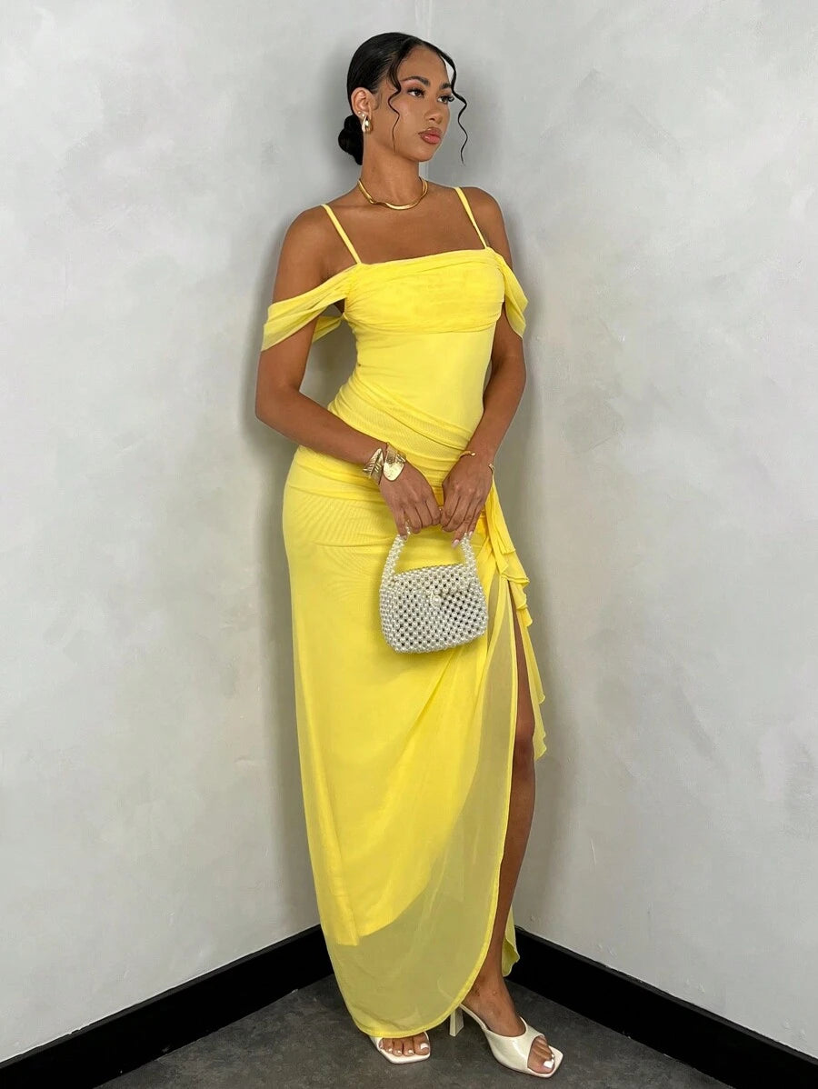 فستان صيفي أصفر اللون من SHEIN BAE برقبة منسدلة وحزام مكشكش وأكمام بشريط وفتحة جانبية عالية