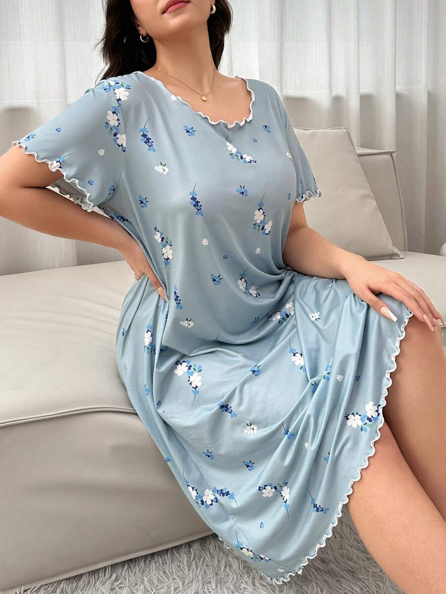 فستان نوم صيفي بأكمام قصيرة وياقة دائرية وطبعة زهور (مقاس كبير)