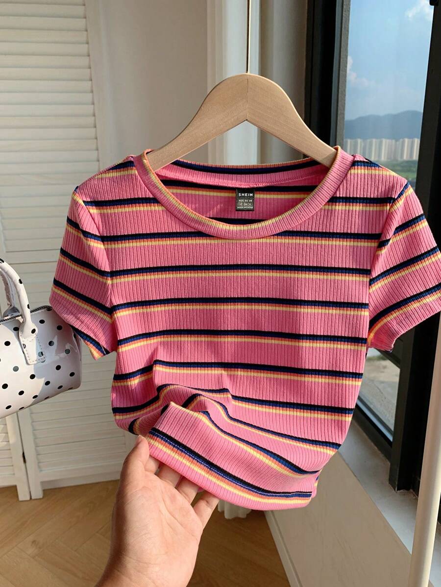 تيشيرت نسائي محبوك بخطوط ملوّنة – تصميم ضيّق عصري