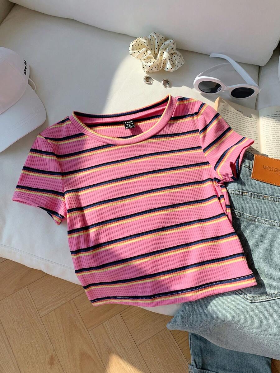 تيشيرت نسائي محبوك بخطوط ملوّنة – تصميم ضيّق عصري