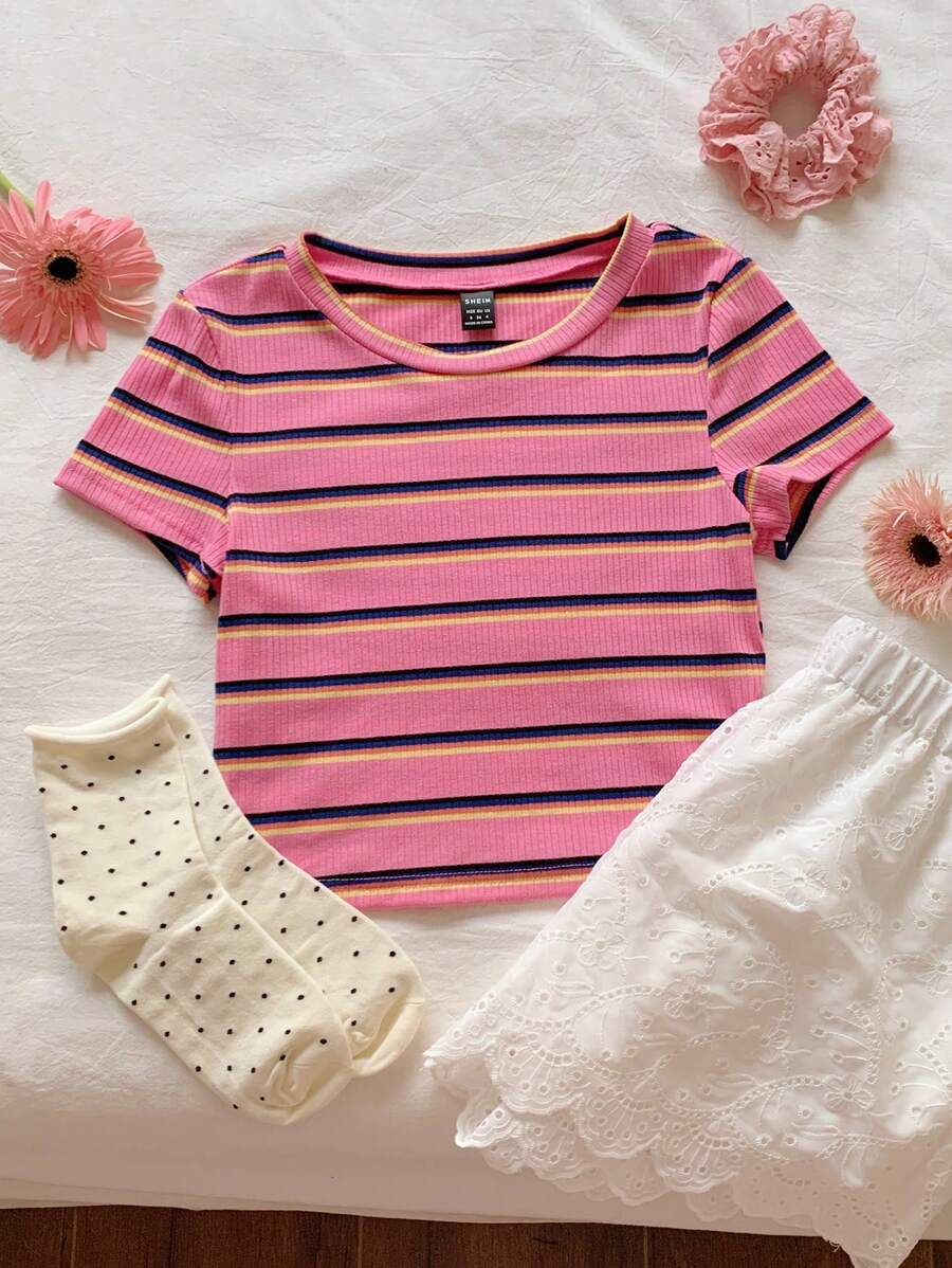 تيشيرت نسائي محبوك بخطوط ملوّنة – تصميم ضيّق عصري