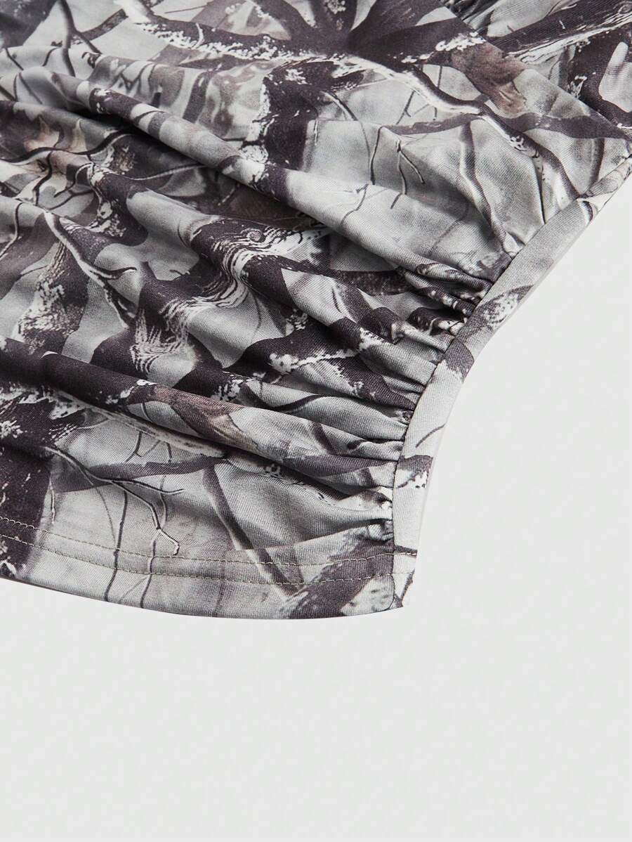 توب نسائي بدون أكمام بتصميم مموه ودانتيل بلون متباين من ROMWE Y2K