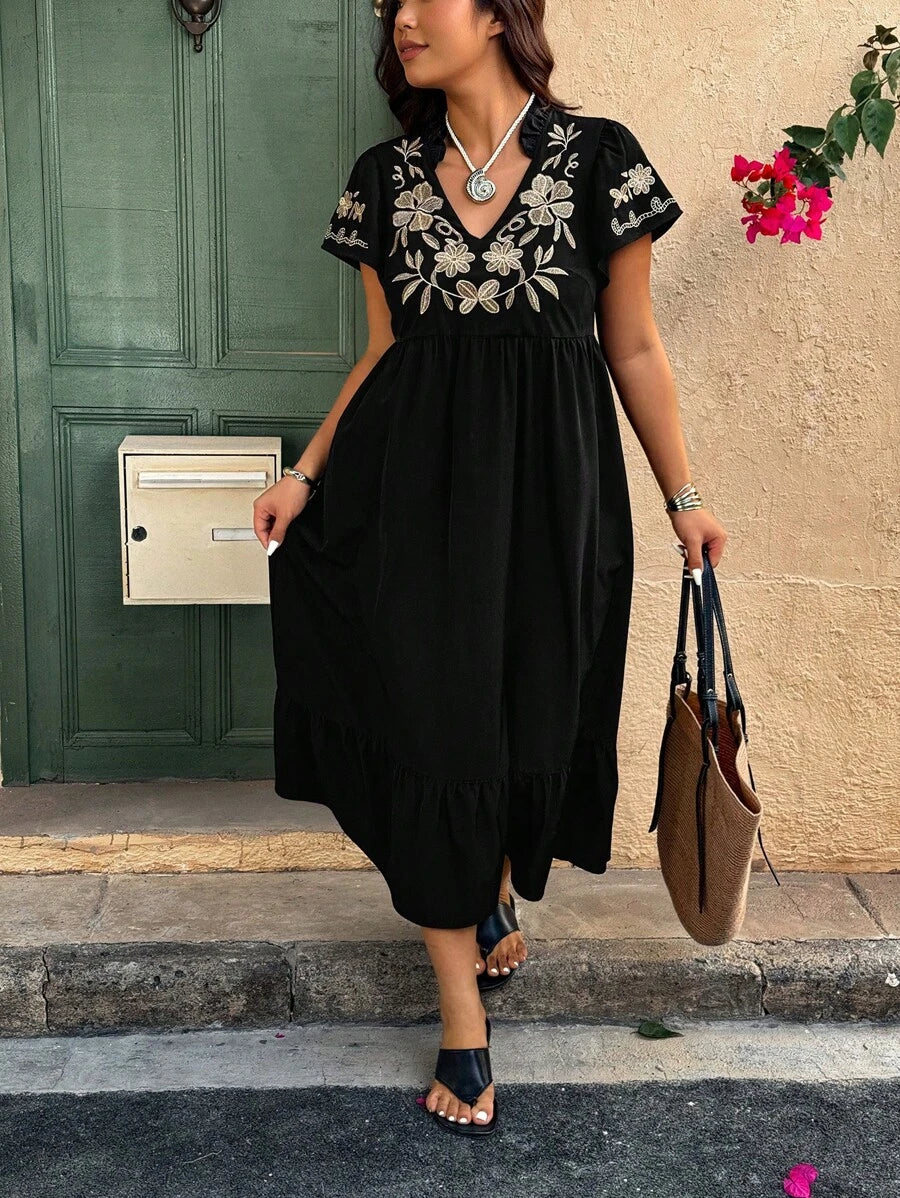 فستان مقاس كبير – أكمام قصيرة وتطريز زهري لإطلالة صيفية كاجوال