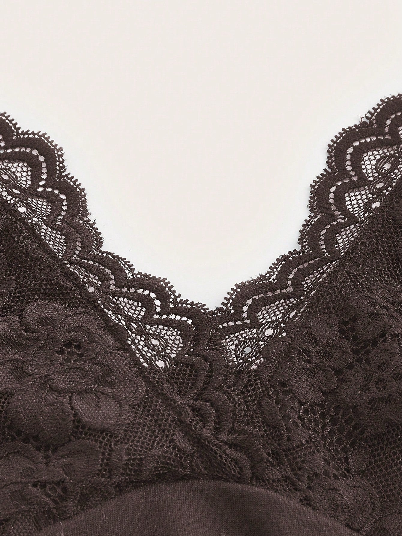 بلوزة ROMWE PUNK بتصميم هالتر مع كشكشة من الدانتيل المتباين