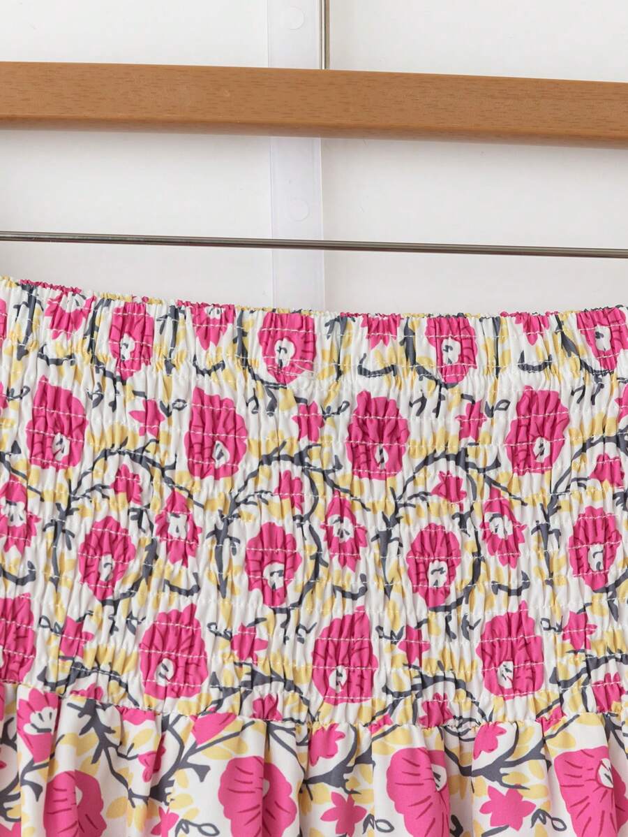 طقم من قطعتين من بلوزة بأكمام قصيرة وربطة أمامية من Breezaya بمقاسات كبيرة للنساء بطبعة زهور وتنورة برباط على الخصر