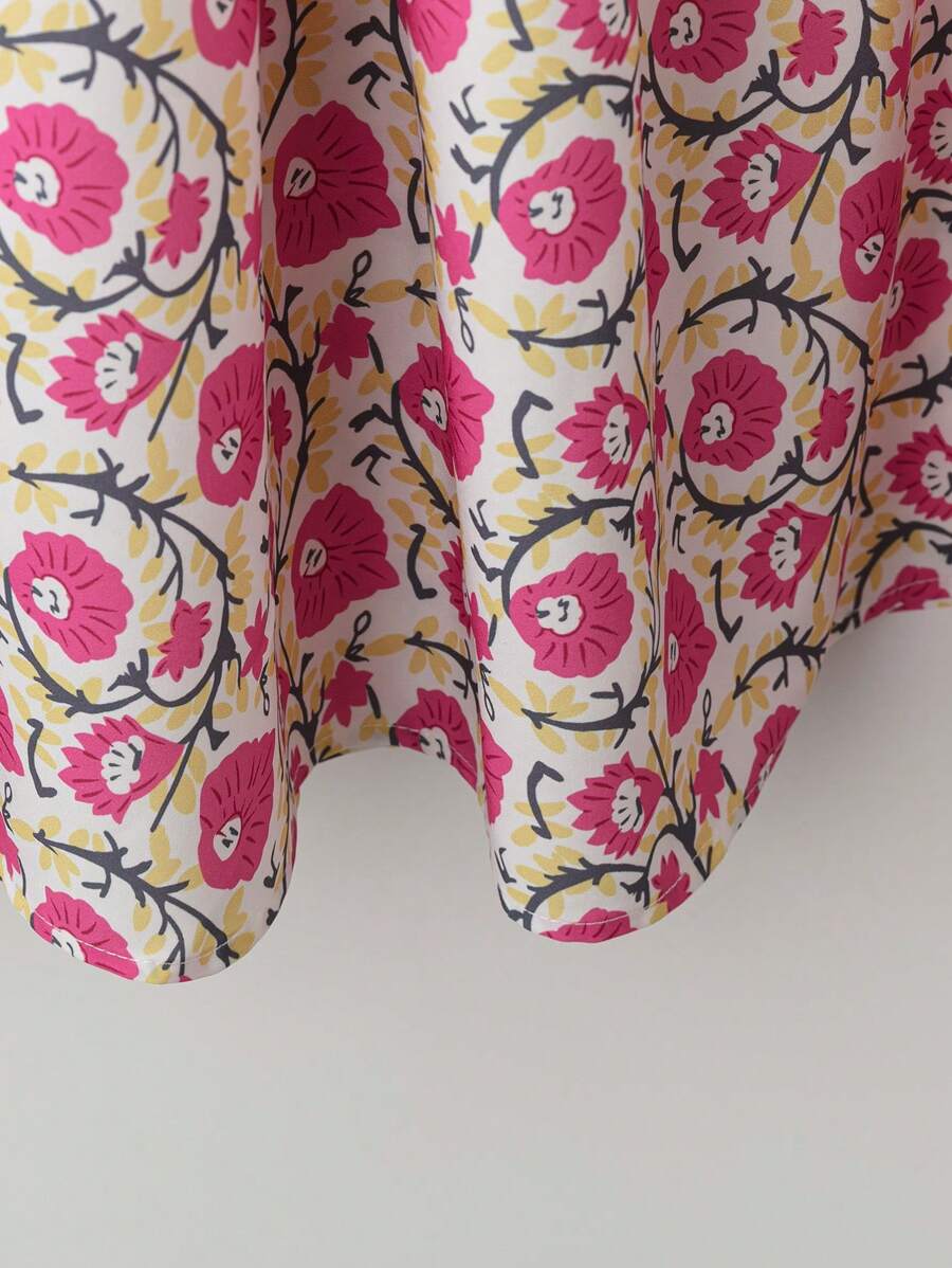 طقم من قطعتين من بلوزة بأكمام قصيرة وربطة أمامية من Breezaya بمقاسات كبيرة للنساء بطبعة زهور وتنورة برباط على الخصر