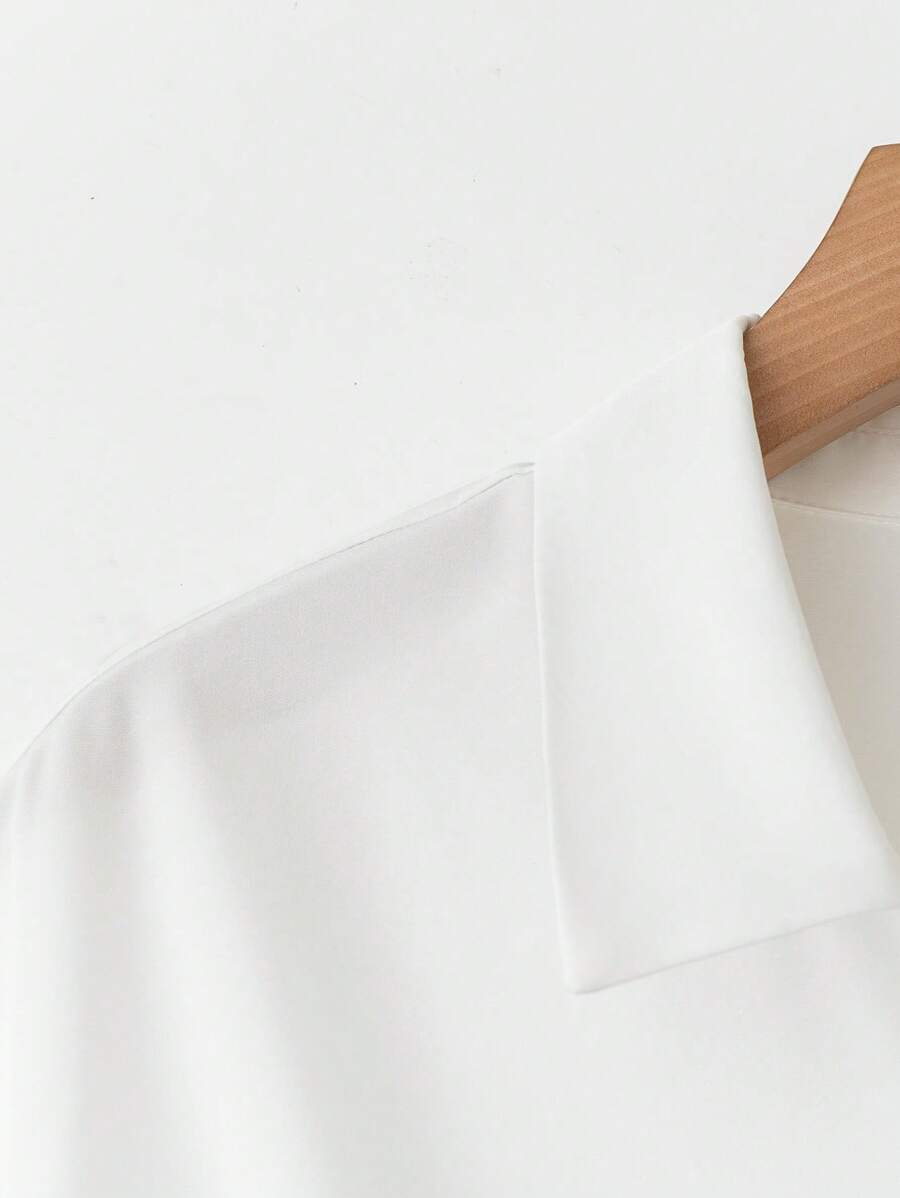 طقم من قطعتين من بلوزة بأكمام قصيرة وربطة أمامية من Breezaya بمقاسات كبيرة للنساء بطبعة زهور وتنورة برباط على الخصر