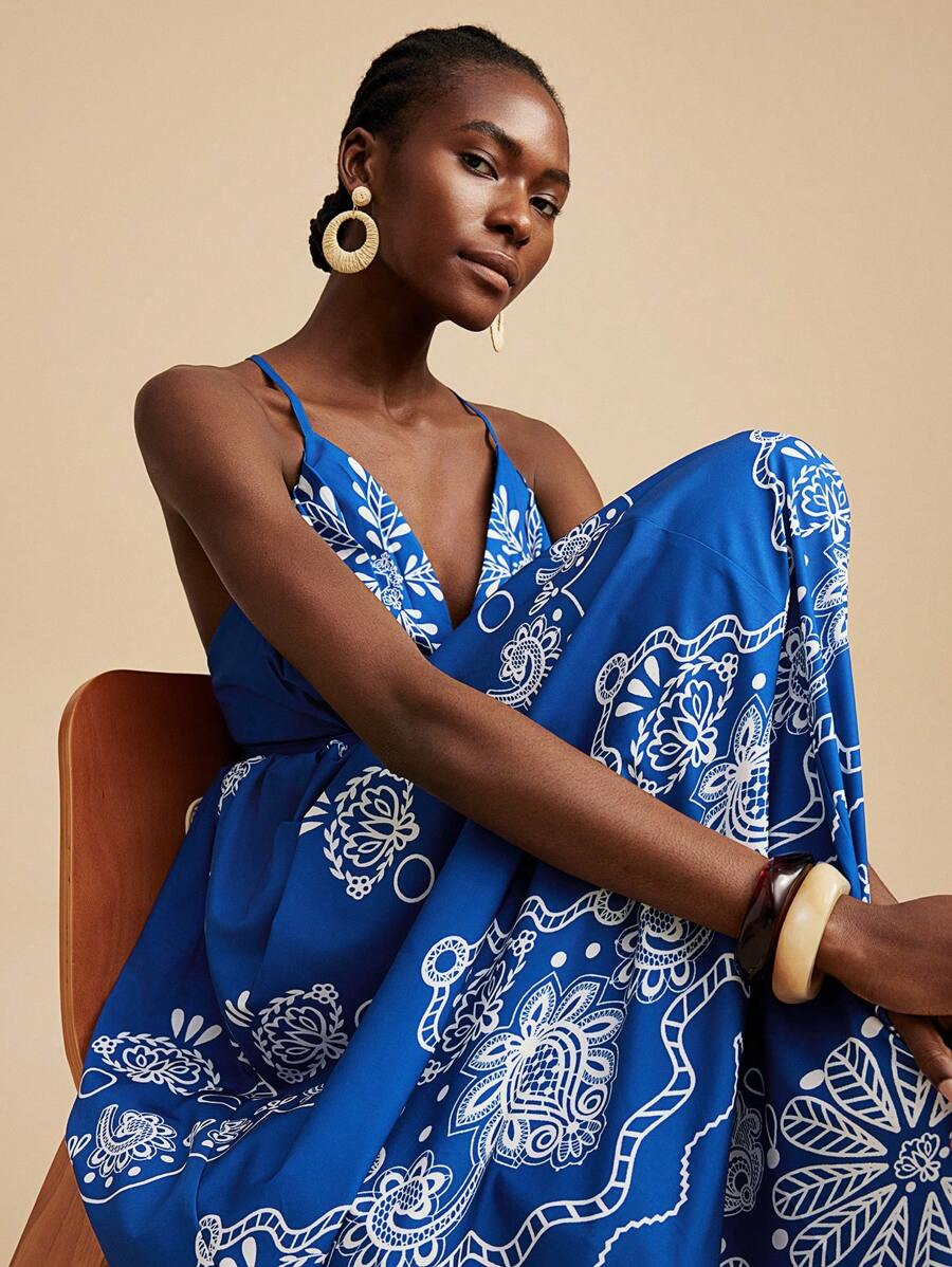 فستان ماكسي سليب بطبعة جرافيكية زرقاء وبيضاء من ترافشيك، أزرق داكن مطرز بنقوش زهرية