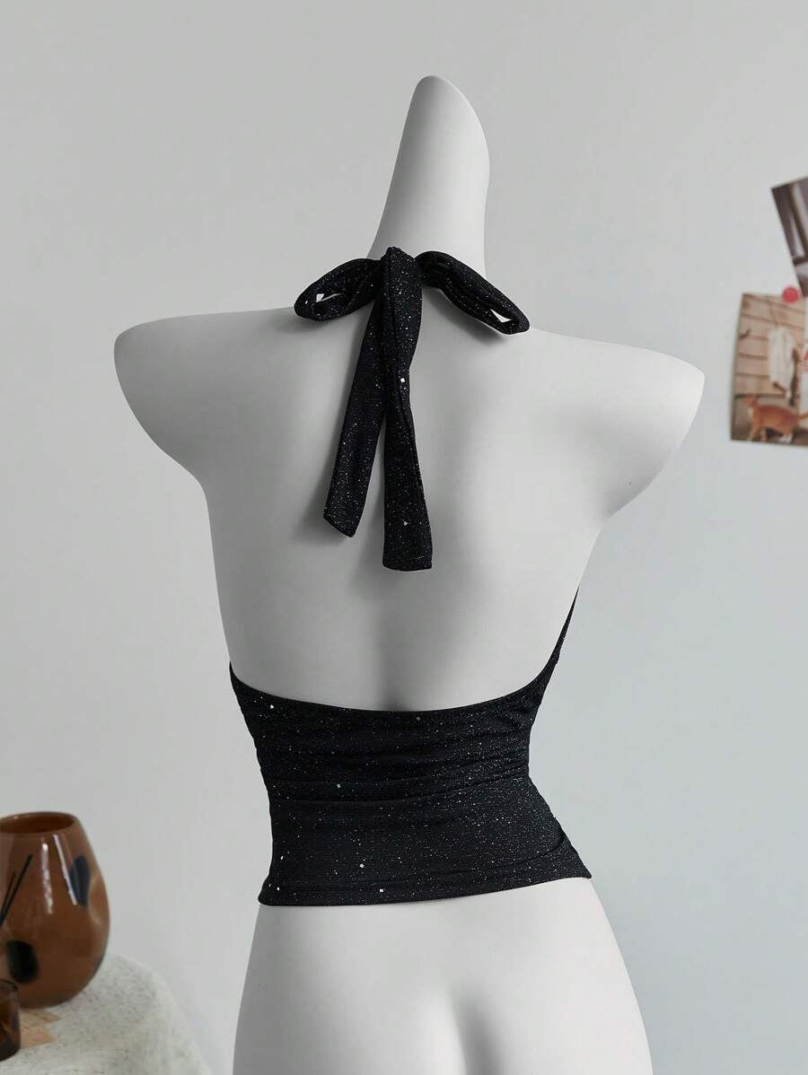 بلوزة قصيرة أنيقة لامعة من Elamini بفتحة رقبة على شكل هالتر وظهر متقاطع