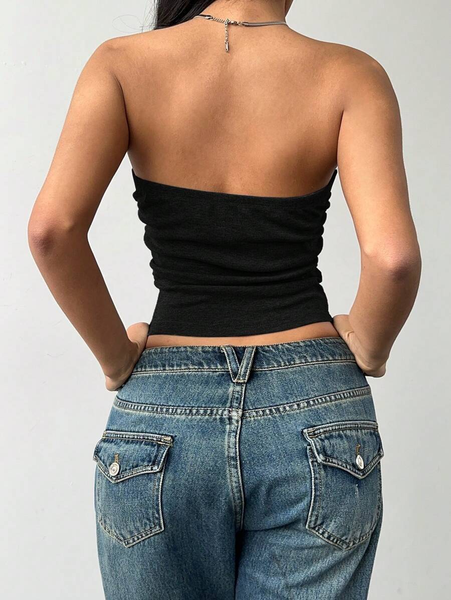 توب نسائي من SHEIN BASICS بلون سادة – تصميم قصير بدون حمالات من القماش المحبوك لإطلالة كاجوال عصرية