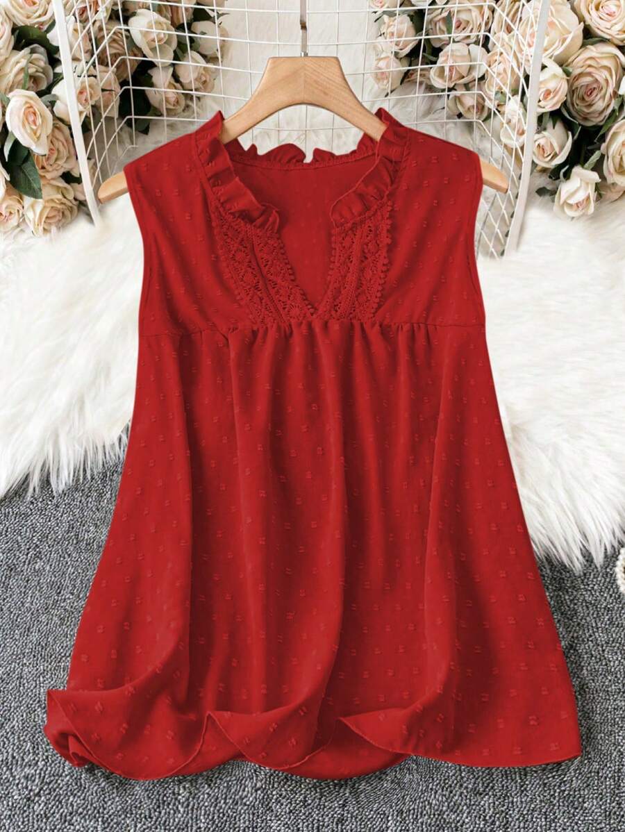 بلوزة  مقاس كبير بلون سادة – بدون أكمام بياقة V وتفاصيل دانتيل وكشكش أنثوية