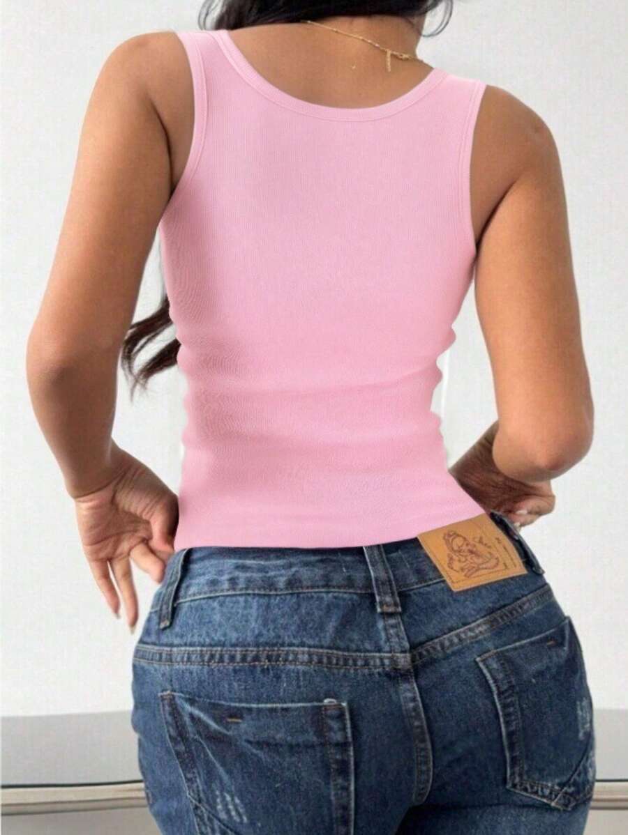 توب كت نسائي بتصميم رياضي ضيق مضلع – بسيط ومريح للإطلالات الكاجوال والرياضية