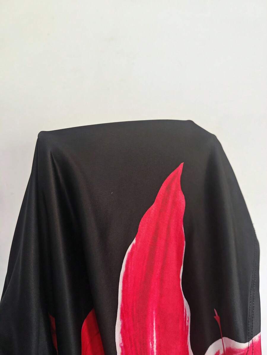 فستان صيفي قصير بدون أكتاف من Glamine – تصميم جذاب باللون الأحمر وطبعة زهرية على خلفية سوداء