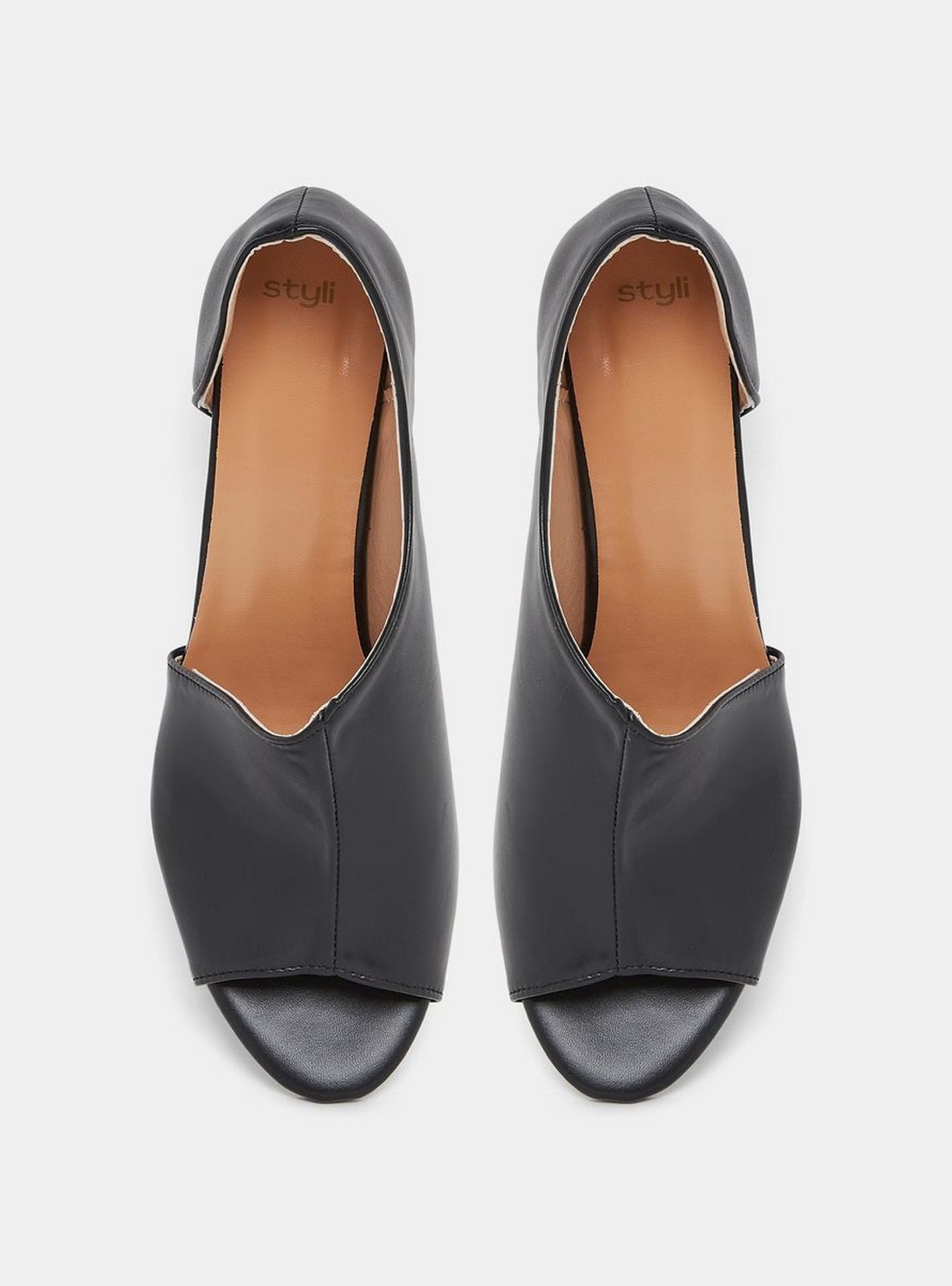 صندل جلد أسود بتصميم غير متماثل ومقدمة مفتوحة