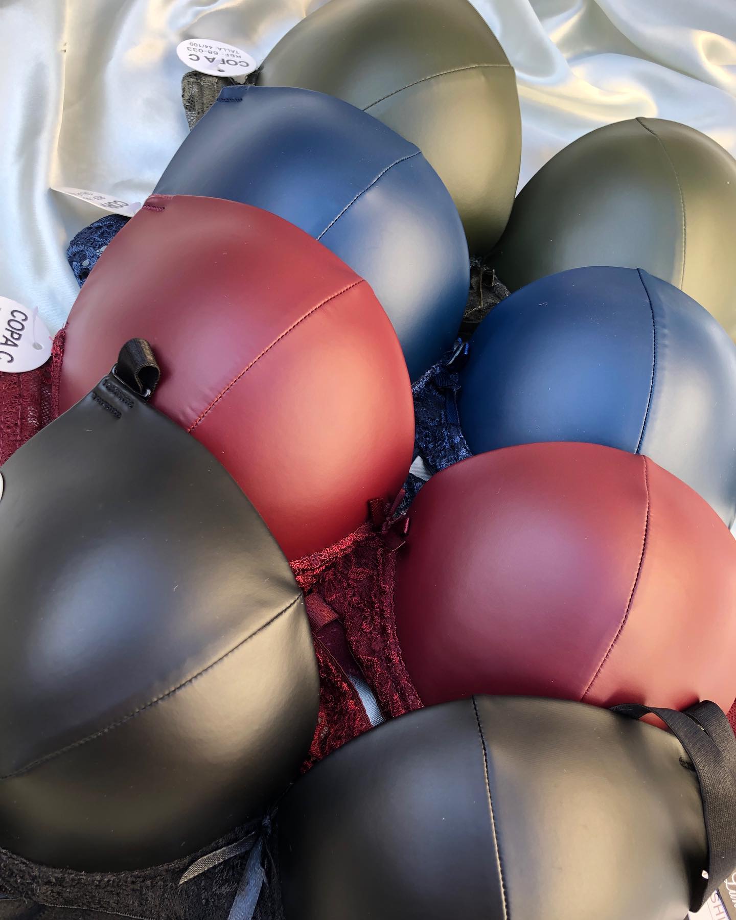 مجموعة لانجري نسائية مثيرة مصنوعة من الجلد الصناعي والدانتيل ومزينة بسحاب