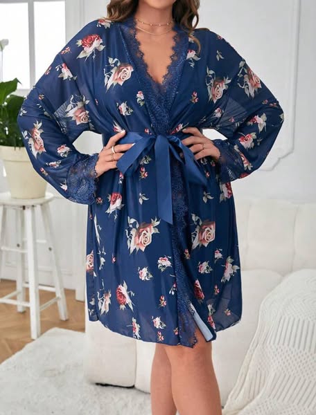 طقم لانجري نسائي مكون من روب وفستان قصير بطبعة ورد