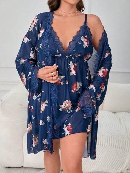 طقم لانجري نسائي مكون من روب وفستان قصير بطبعة ورد