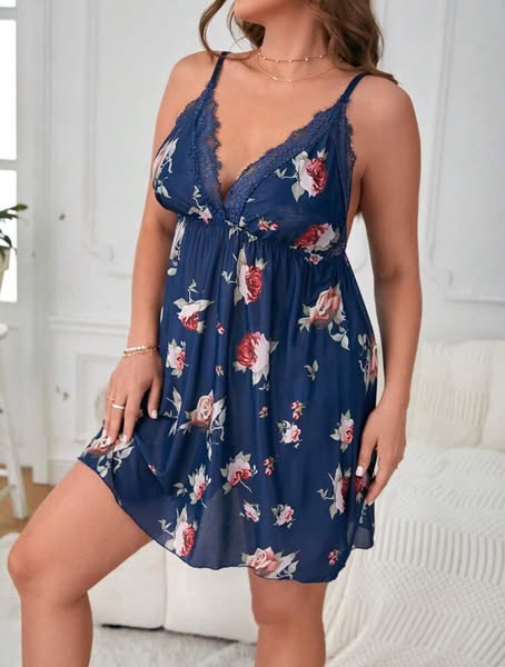 طقم لانجري نسائي مكون من روب وفستان قصير بطبعة ورد