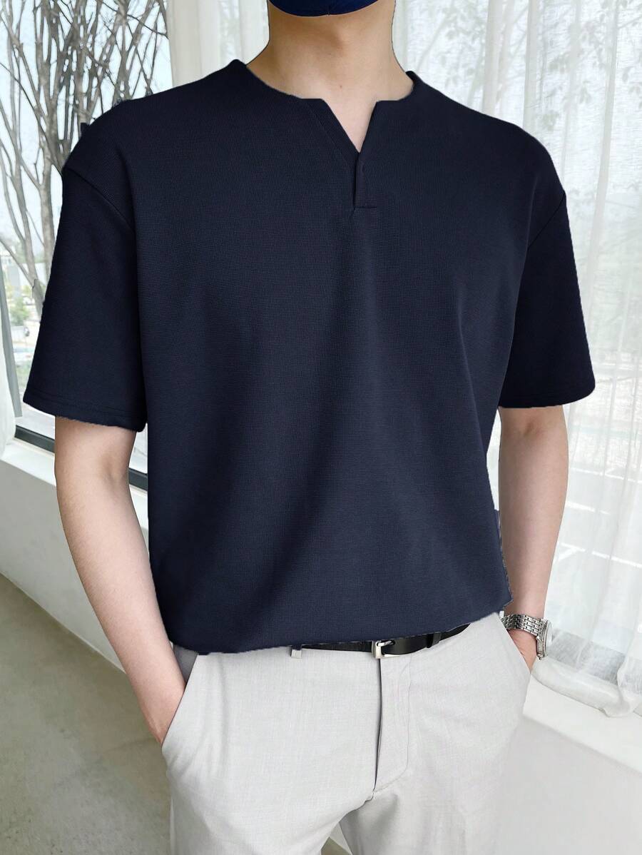 تي شيرت رجالي بلون موحد وياقة مقصوصة من ديزي - شي إن