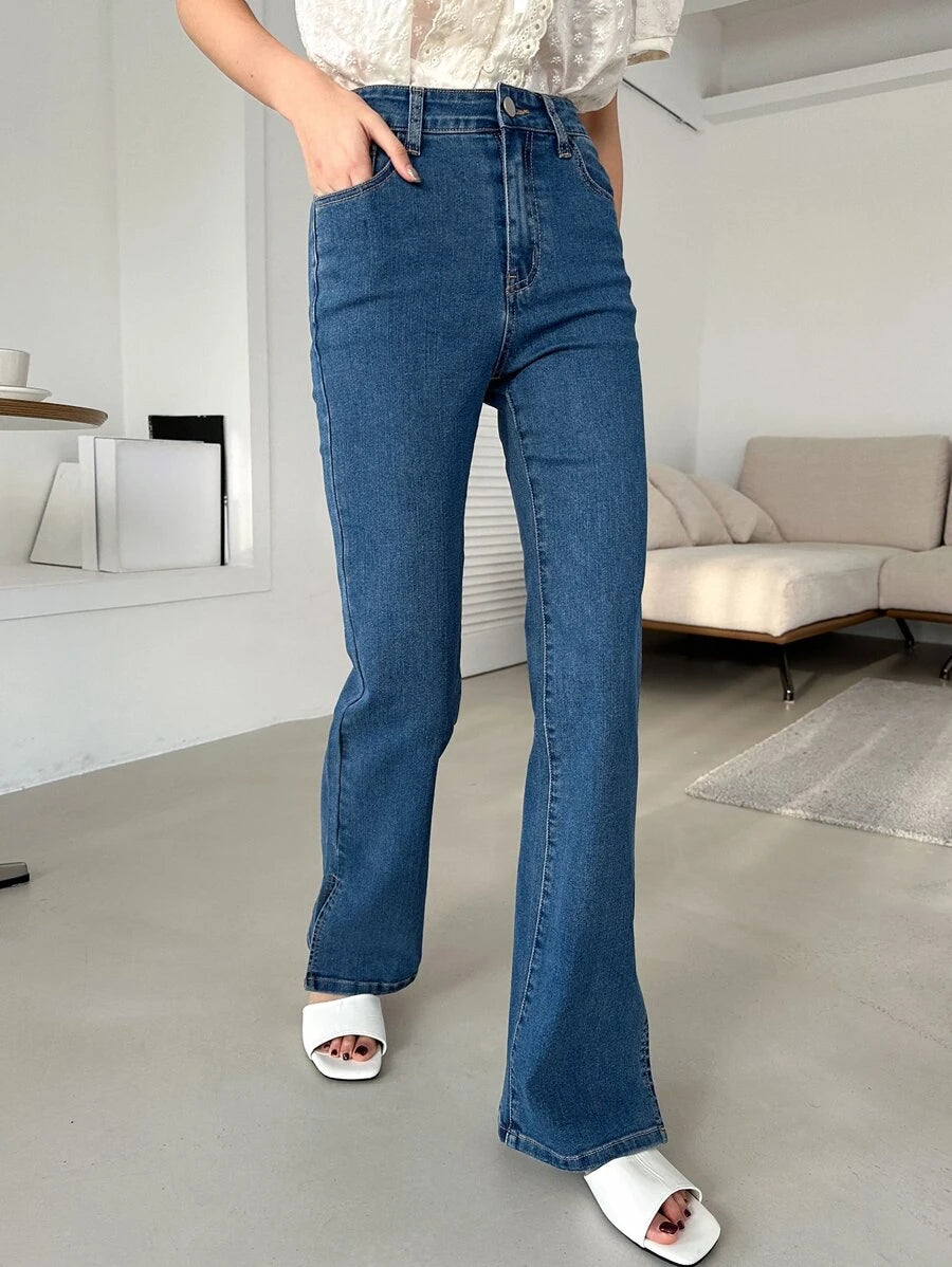 بنطلون جينز بقصة ساق واسعة وحافة بفتحة جانبية من ديزي