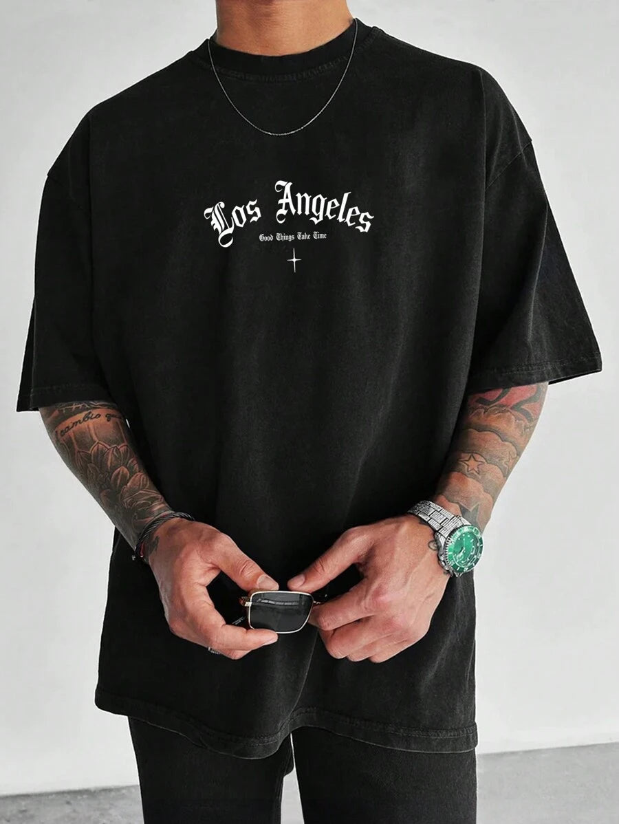 تي شيرت رجالي بطباعة شعار من مانفينتي إي إم آر جي – شي إن