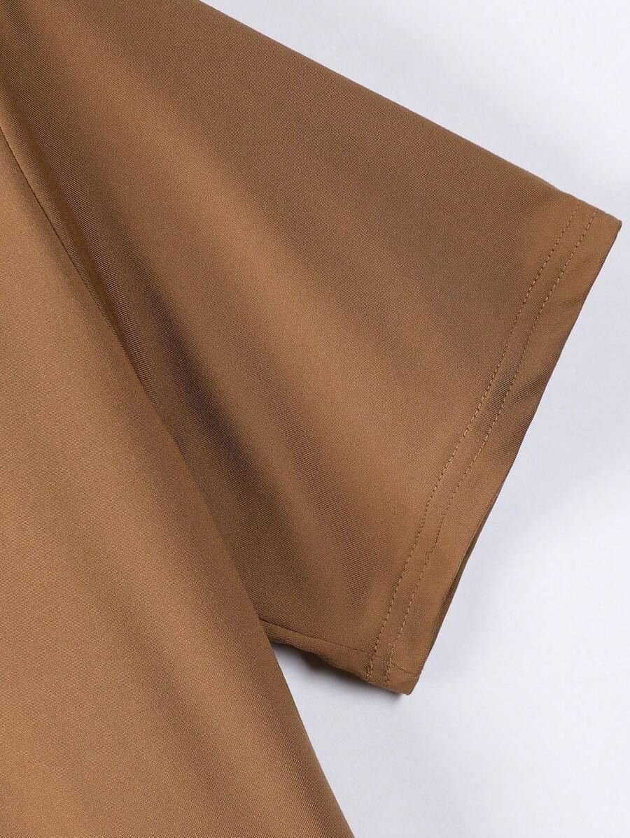 طقم رجالي صيفي: تي شيرت كاجوال بطباعة هندسية وبنطلون رياضي برباط على الخصر (قطعتين)