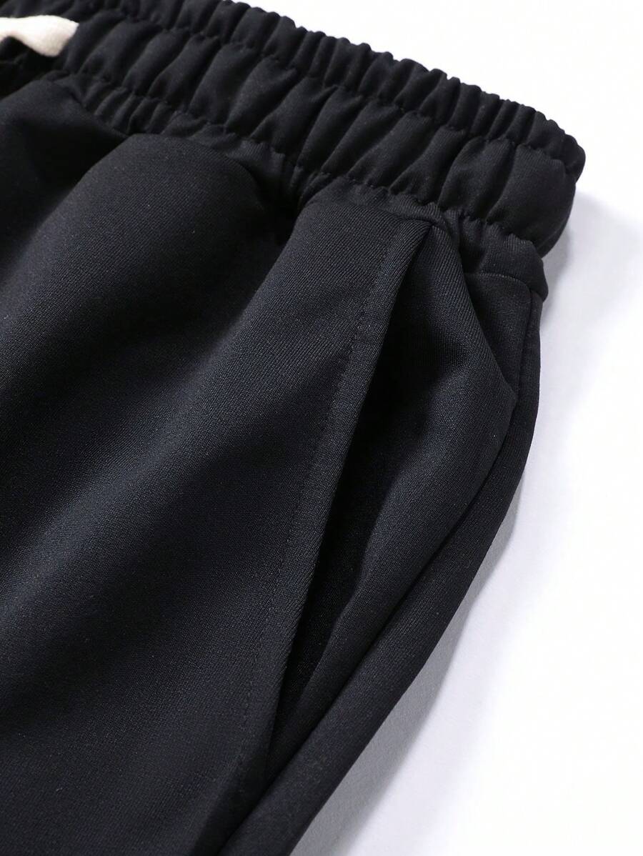 طقم رجالي صيفي: تي شيرت كاجوال بطباعة هندسية وبنطلون رياضي برباط على الخصر (قطعتين)