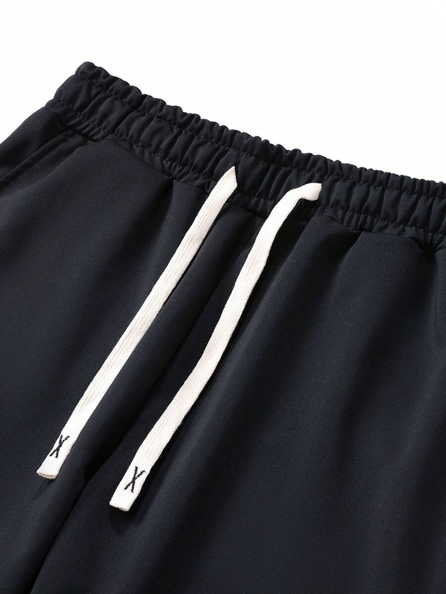 طقم رجالي صيفي: تي شيرت كاجوال بطباعة هندسية وبنطلون رياضي برباط على الخصر (قطعتين)