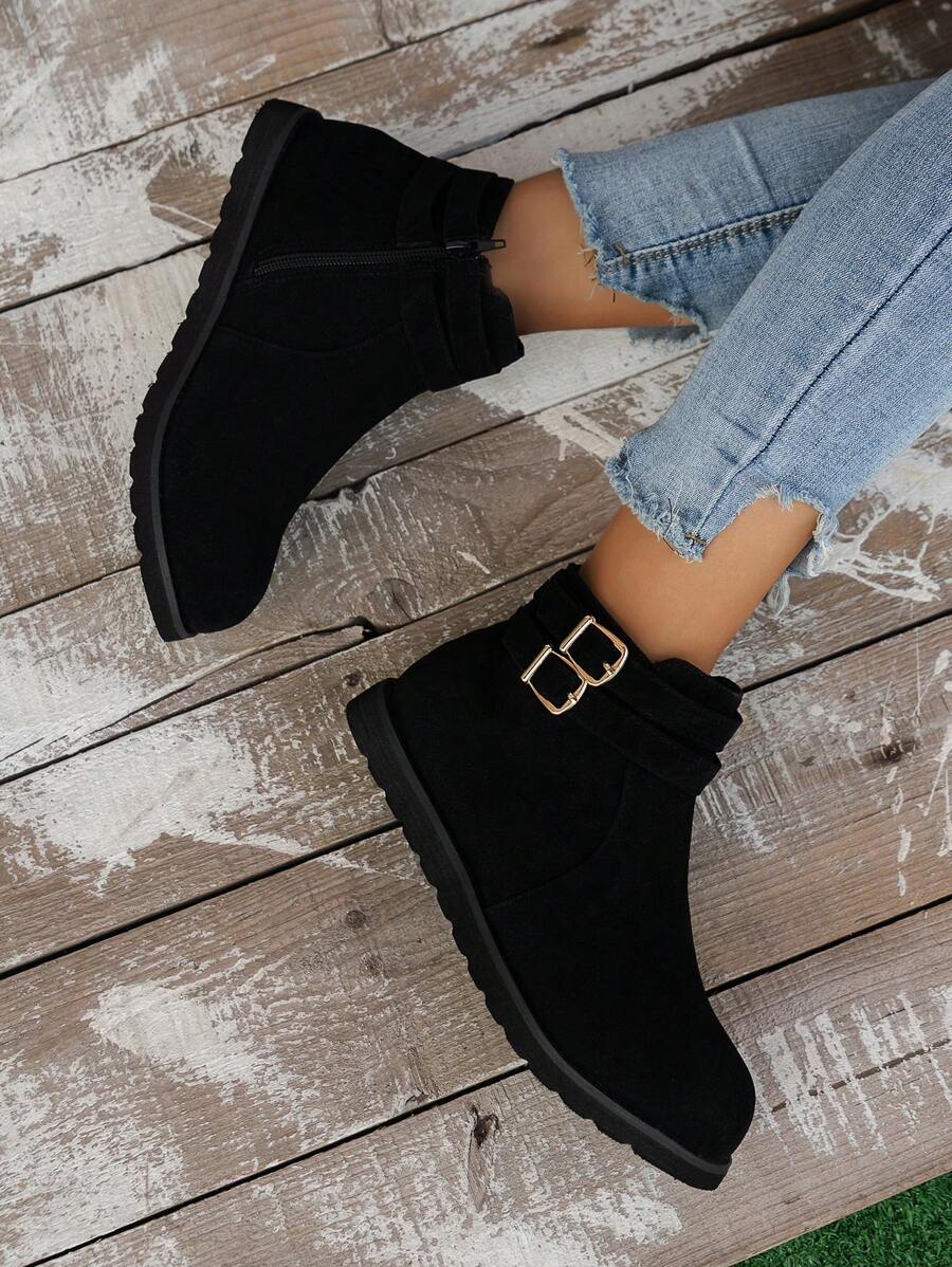 بوت بطول الكاحل من الشمواه مزين بإبزيم