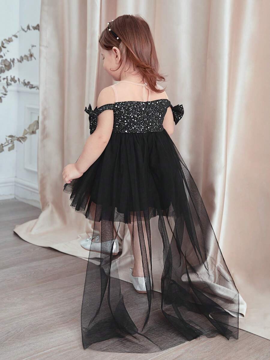 فستان بناتي أنيق من شي إن، باللون الأسود بدون أكمام مع فيونكة من قماش شبكي مزين بالترتر - سن 6 سنوات