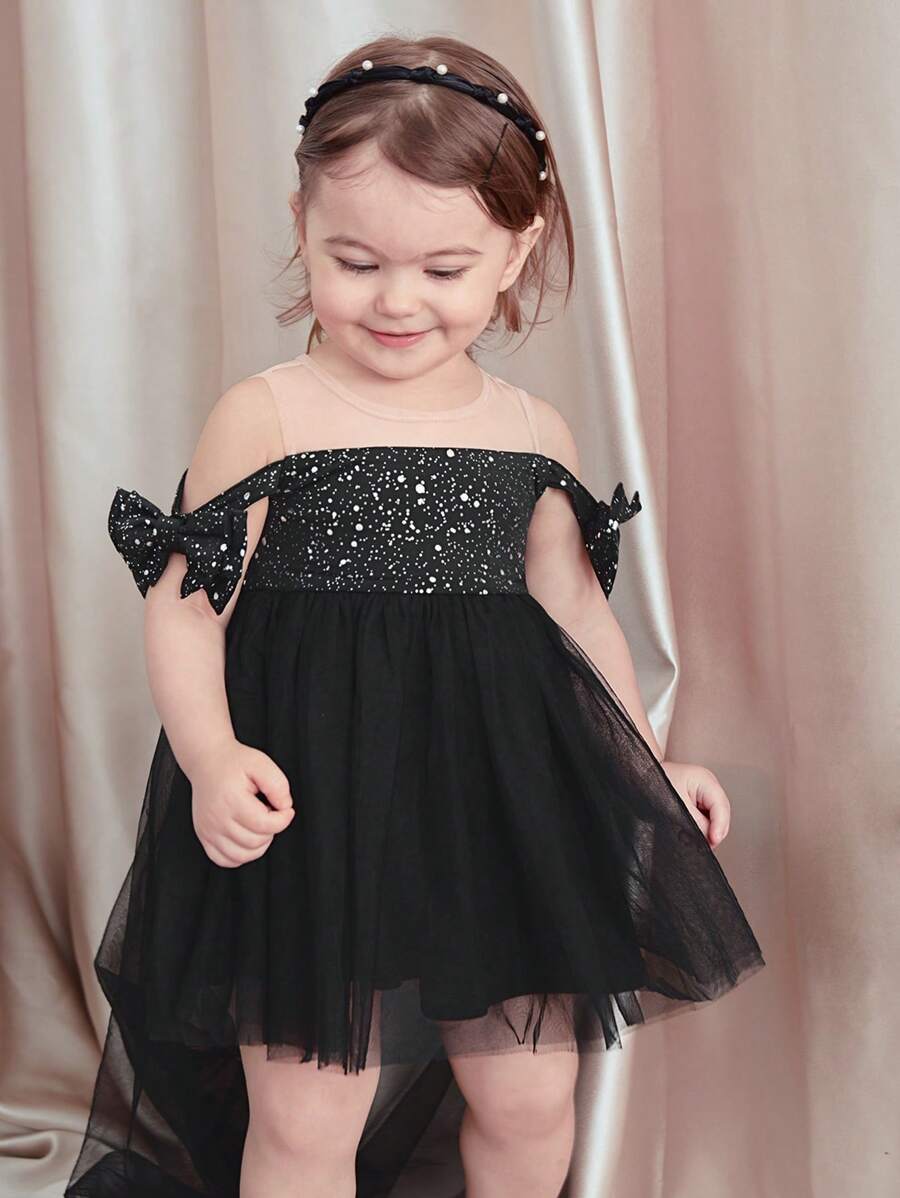 فستان بناتي أنيق من شي إن، باللون الأسود بدون أكمام مع فيونكة من قماش شبكي مزين بالترتر - سن 6 سنوات