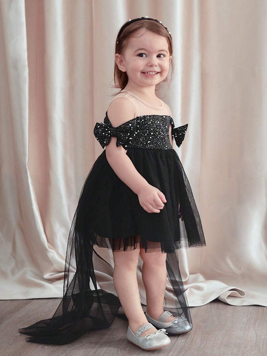 فستان بناتي أنيق من شي إن، باللون الأسود بدون أكمام مع فيونكة من قماش شبكي مزين بالترتر - سن 6 سنوات