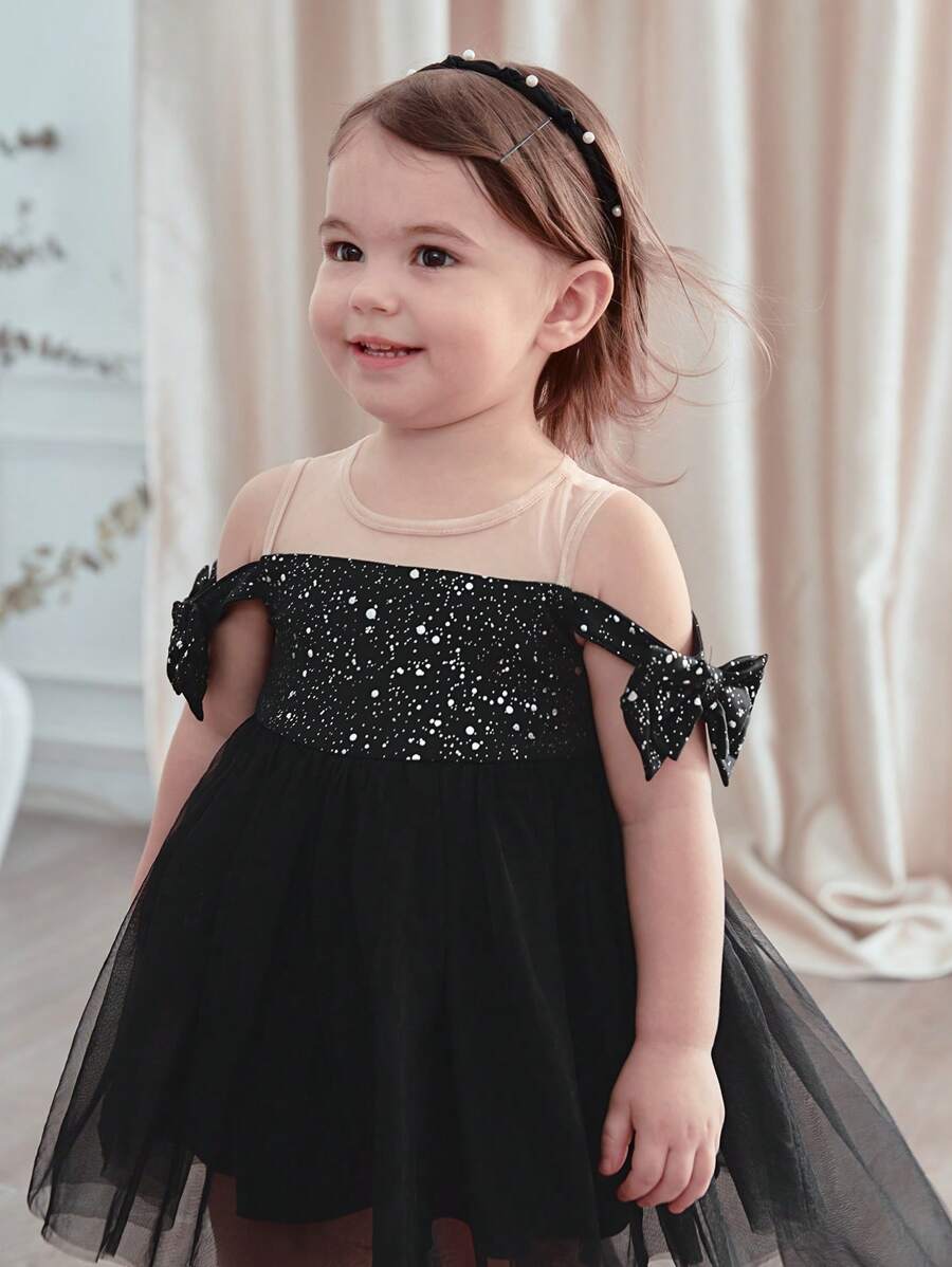 فستان بناتي أنيق من شي إن، باللون الأسود بدون أكمام مع فيونكة من قماش شبكي مزين بالترتر - سن 6 سنوات