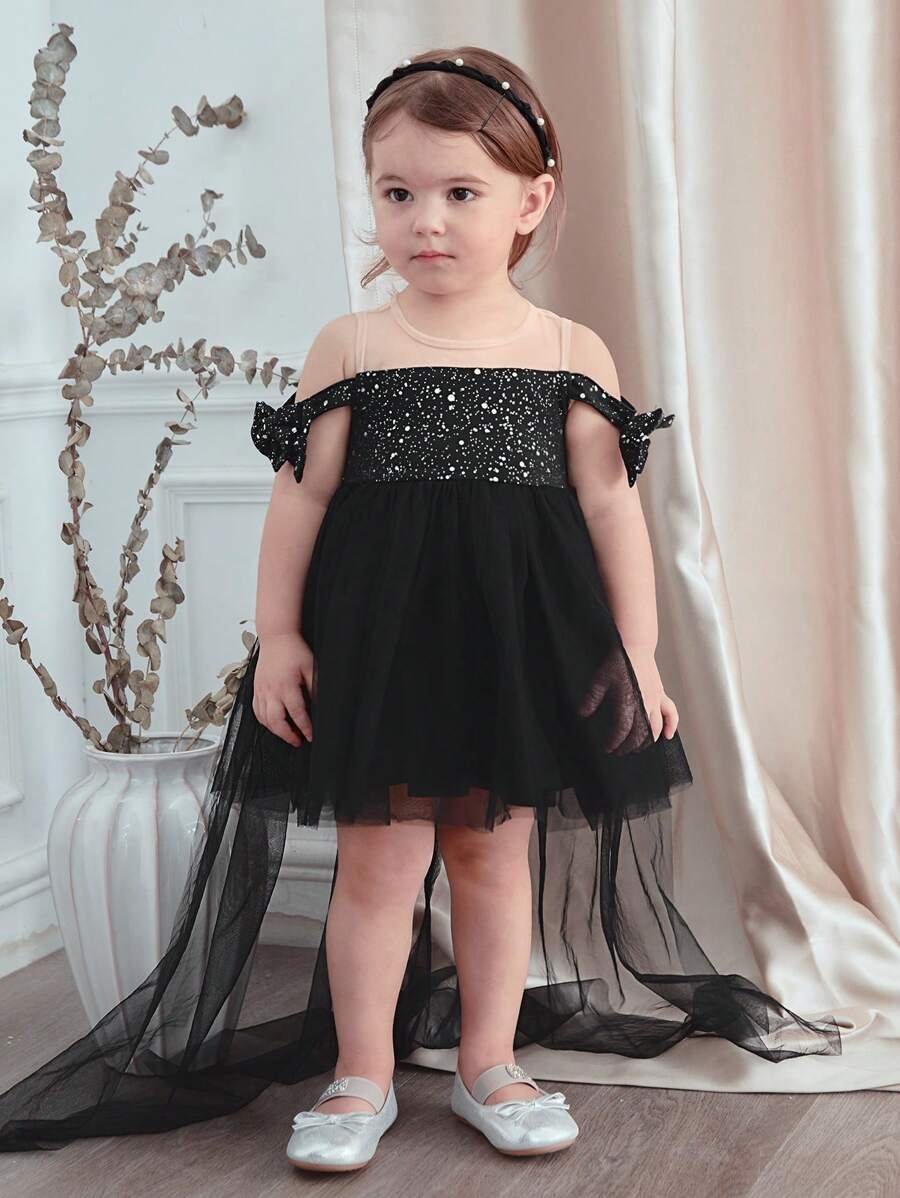 فستان بناتي أنيق من شي إن، باللون الأسود بدون أكمام مع فيونكة من قماش شبكي مزين بالترتر - سن 6 سنوات