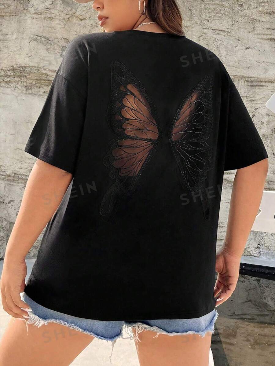 تي شيرت نسائي بأكمام قصيرة وأكتاف منسدلة مع تصميم شكل فراشة من الخلف من إيزي وير – شي إن