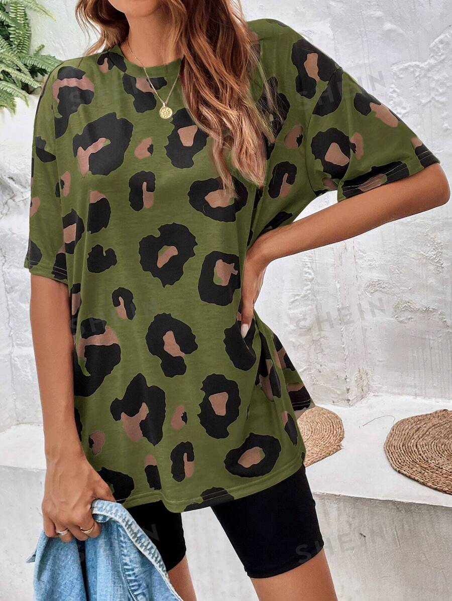 تي شيرت نسائي بطبعة جلد النمر ورقبة دائرية وأكتاف منسدلة من لون – شي إن