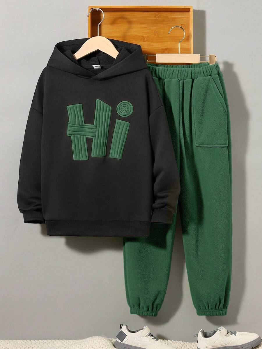 طقم ولادي كاجوال من شي إن: بنطلون رياضي بأساور مرنة، هودي بطباعة حروف ثلاثية الأبعاد - سن 10 سنوات