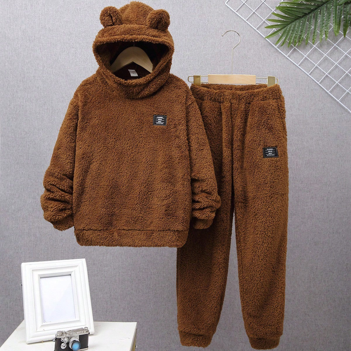 طقم ولادي من شي إن: هودي وبنطلون مزين برقعة وبتصميم آذان ثلاثية الأبعاد - سن 10 سنوات