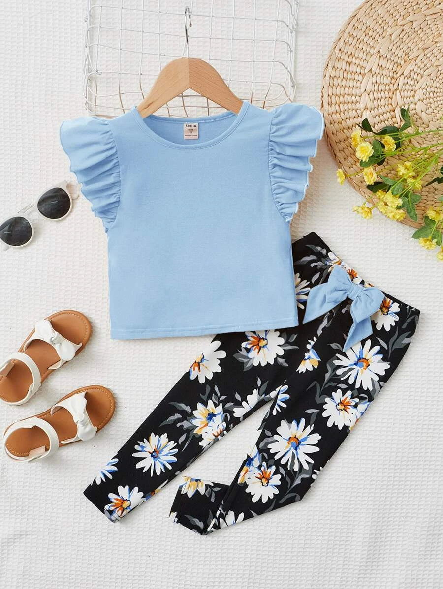 طقم بناتي أنيق مكوّن من بلوزة سماوية مع بنطلون بطبعة زهور وفيونكة أمامية من شي إن