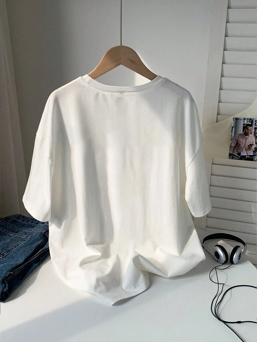 تي شيرت بناتي كاجوال بأكمام قصيرة بطباعة باللونين الأبيض والأسود