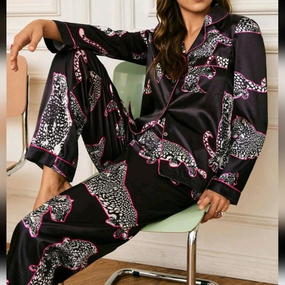 طقم نوم نسائي من Chillnights بطبعة فهد – قميص وبنطال أنيق ومريح