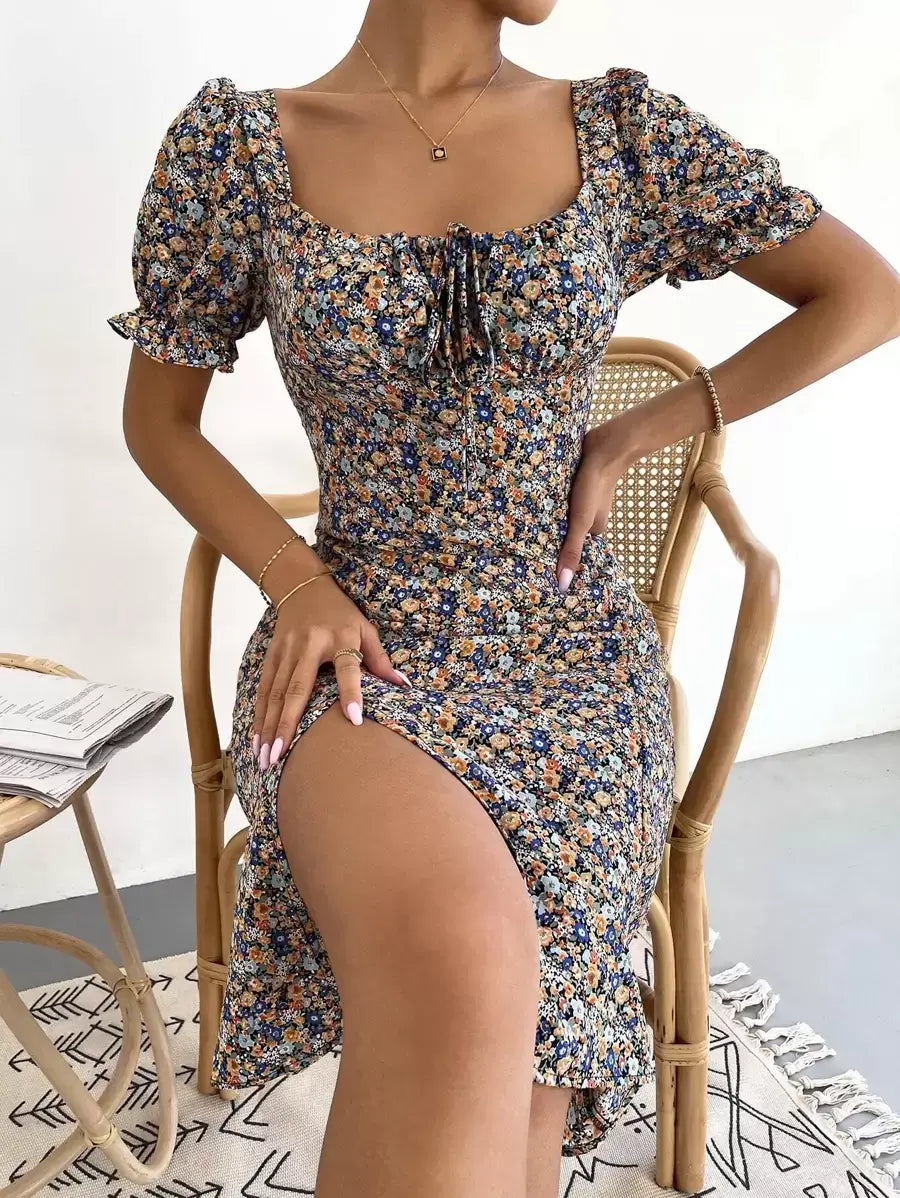 فستان SHEIN Holidaya بأكمام منتفخة وصدر مكشكش ونقشة زهور صغيرة