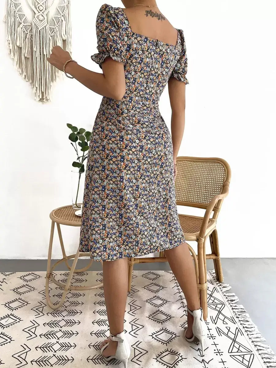 فستان SHEIN Holidaya بأكمام منتفخة وصدر مكشكش ونقشة زهور صغيرة