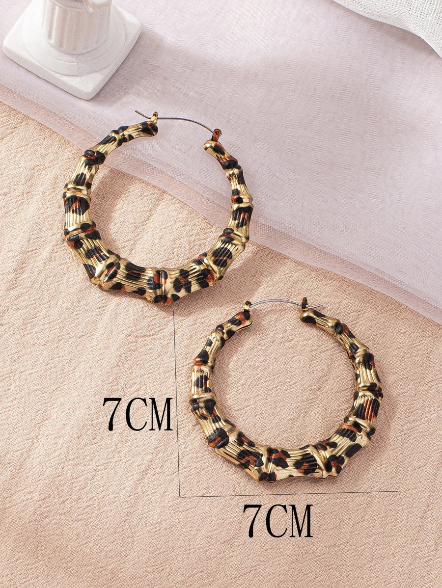 أقراط دائرية من الخيزران بنقشة جلد النمر