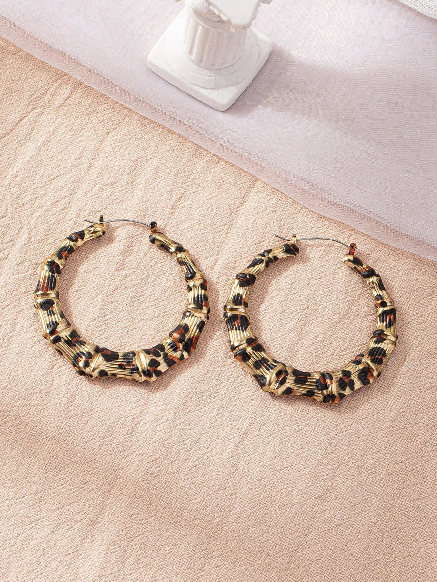 أقراط دائرية من الخيزران بنقشة جلد النمر