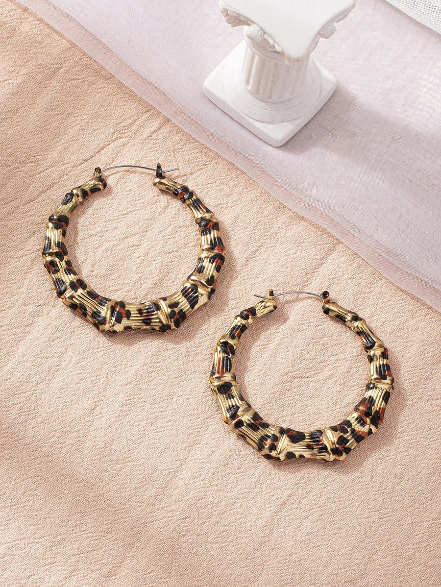 أقراط دائرية من الخيزران بنقشة جلد النمر