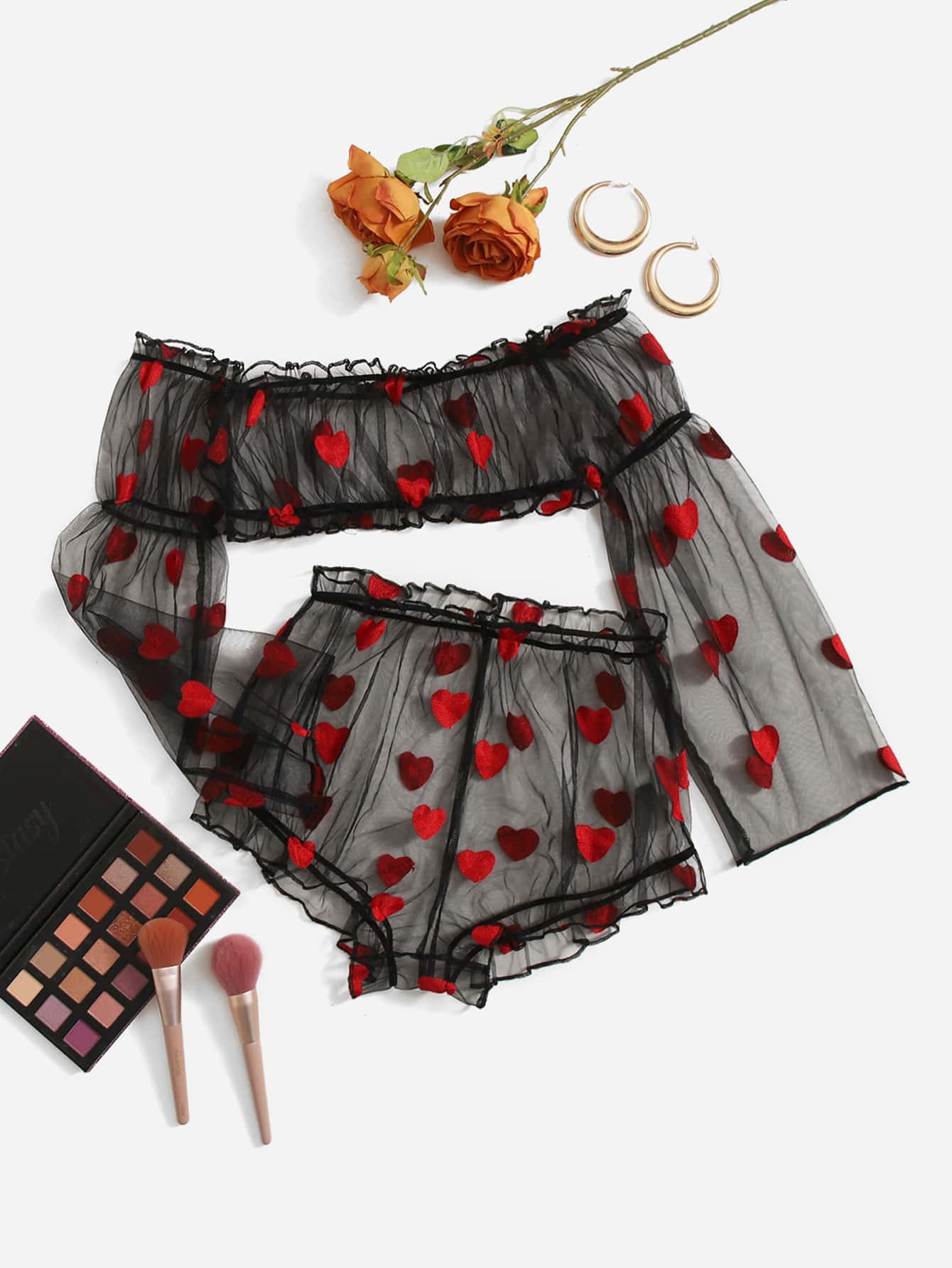 طقم ملابس داخلية شبكية مطرزة على شكل قلب